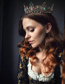 Couronne De Reine Baroque Ornée De Bijoux